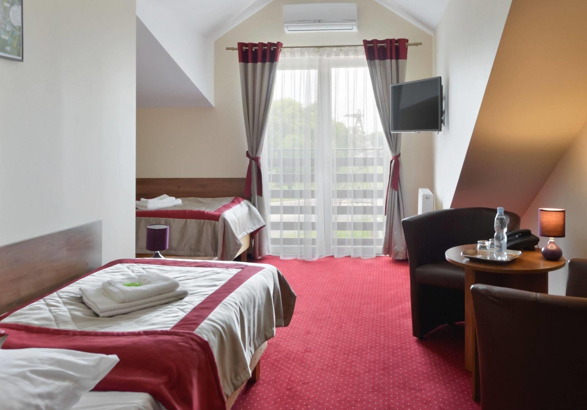 Hotel Dukat เบียวา พอดลาสกา ภายนอก รูปภาพ